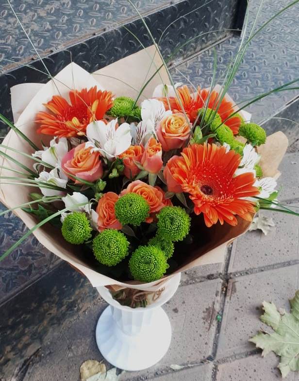 Букет цветов из: Герберы, Хризантемы, Альстромерии и Розы в Медногорский