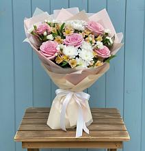 Букет цветов из:  Гвоздики, Орхидеи и Розы в Медногорский