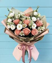 Букет цветов из:  Розы, Альстромерии и Лизиантусы в Медногорский