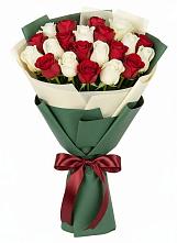 Букет Микс из красных и белых роз в Медногорский