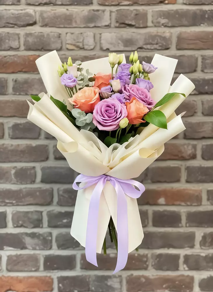 Букет цветов из: Лизиантусы и Розы в Медногорский