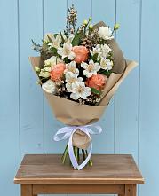 Букет цветов из:  Альстромерии, Лизиантусы, Розы и Хризантемы в Медногорский