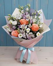 Букет цветов из:  Лизиантусы, Розы, Альстромерии и Гипсофила в Медногорский