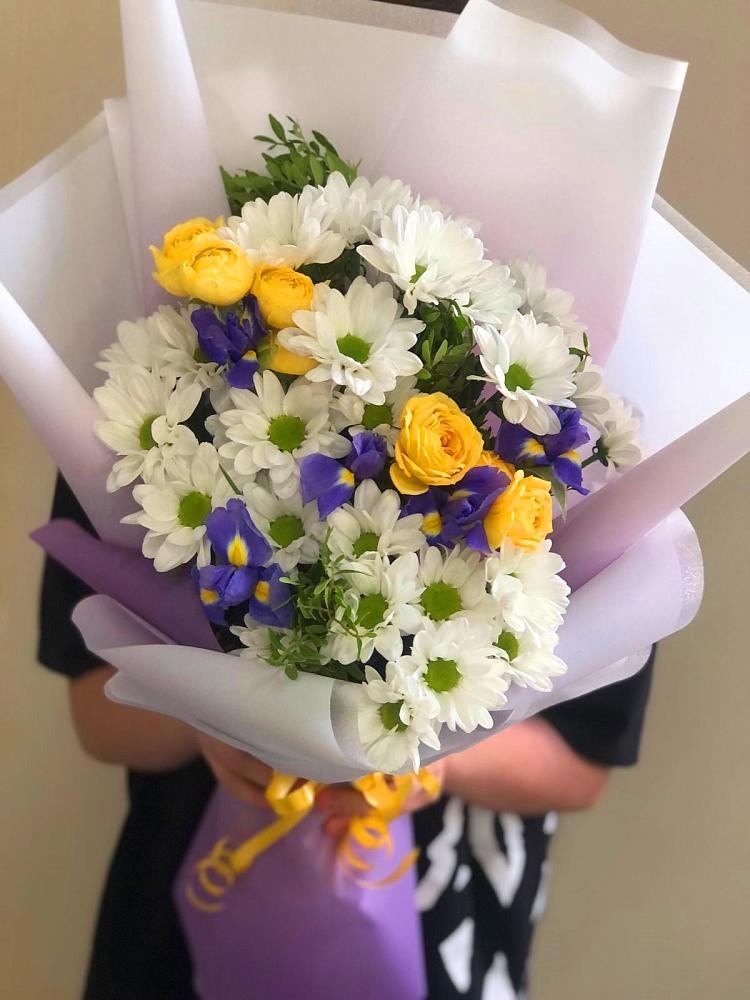 Букет цветов из: Ирисы, Хризантемы и Розы в Медногорский