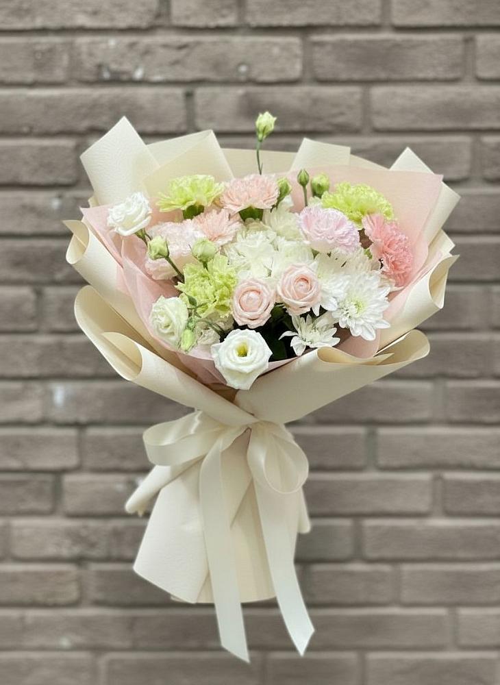 Букет цветов из: Гвоздики, Розы, Лизиантусы и Хризантемы в Медногорский