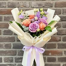 Букет цветов из:  Лизиантусы и Розы в Медногорский
