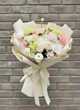 Букет цветов из:  Гвоздики, Розы, Лизиантусы и Хризантемы в Медногорский