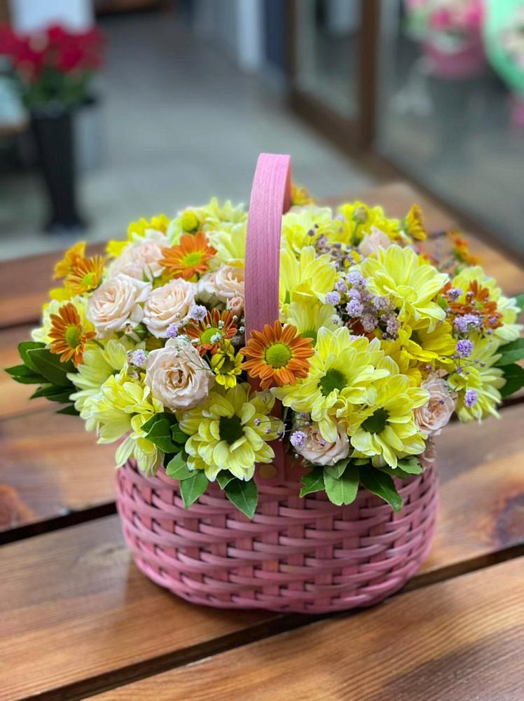 Цветочная композиция из Хризантемы и Розы в корзине в Медногорский