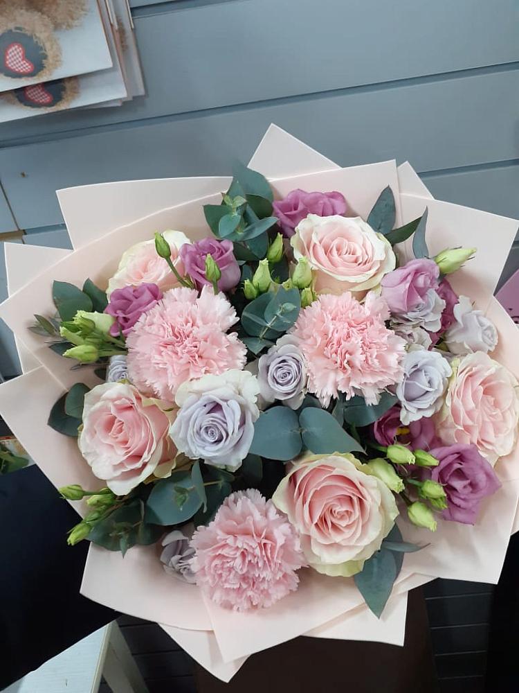 Букет цветов из: Розы, Гвоздики и Лизиантусы в Медногорский